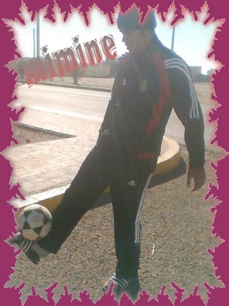 c moi avec la ball de foot !!!!!!!!!!!!!